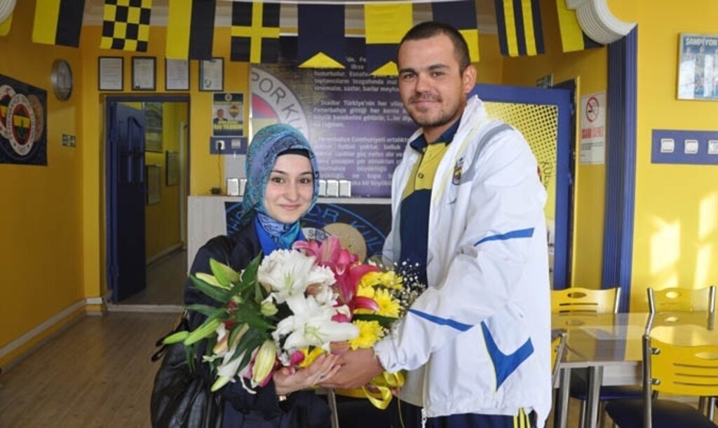 Kız arkadaşına pankartla evlilik teklifi etti