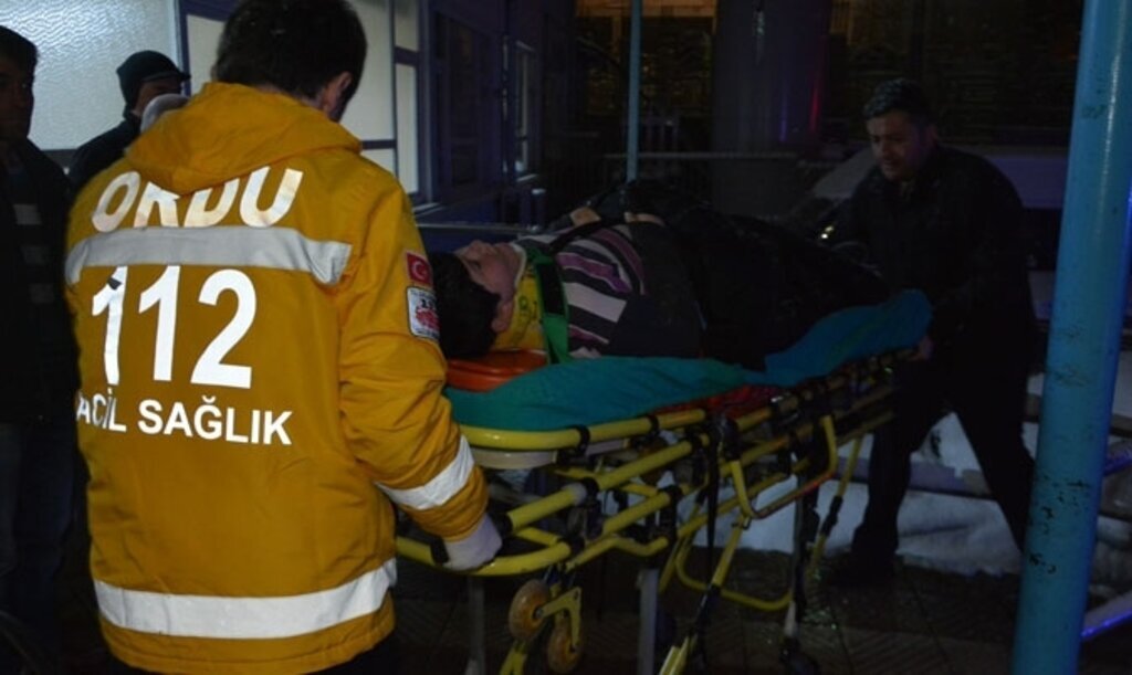 Kızakla kayan çocuklar park halindeki araca çarptı: 2 yaralı