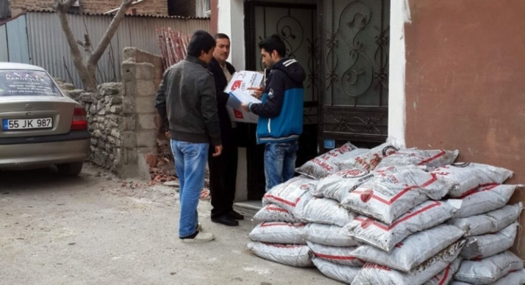 Kızılay'dan Afganlı mültecilere yardım