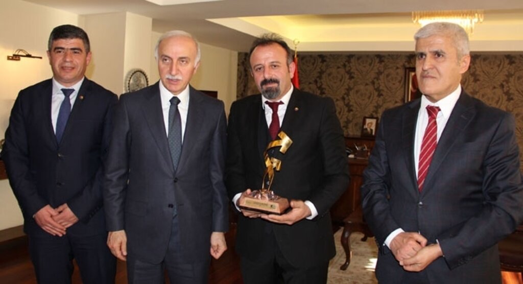 KOBİ ve Girişimcilik birincilik ödülü kazananlar Vali Şahin’i ziyaret etti