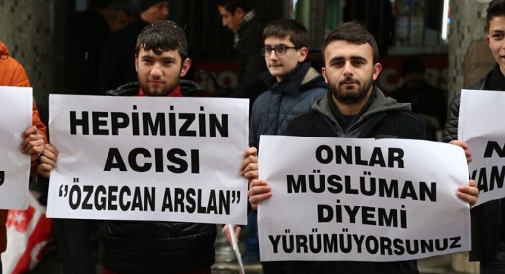 Konak sineması önünde Özgecan protestosu