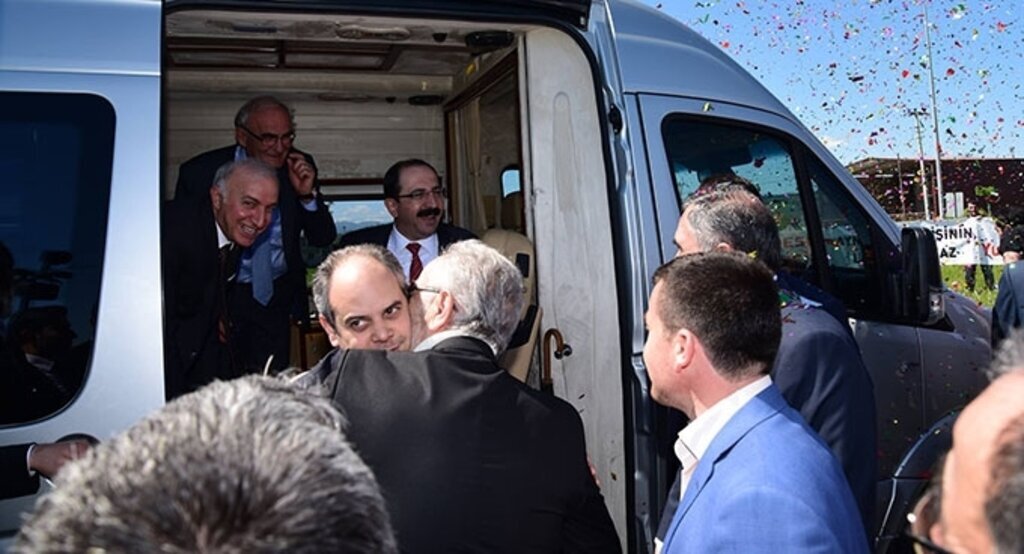 Konvoyun önünü kesip teşekkür ettiler