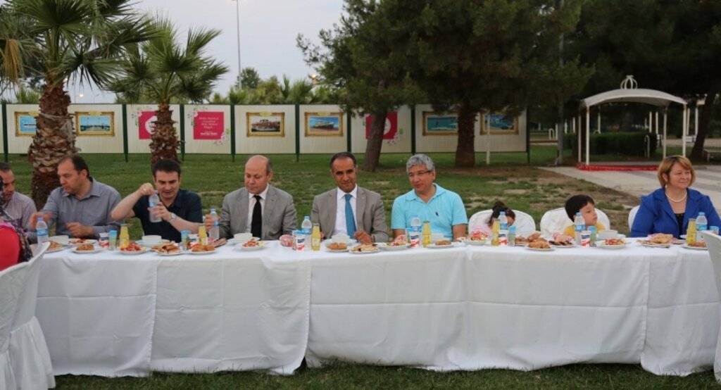 Koruyucu aileler iftar yemeğinde bir araya geldi