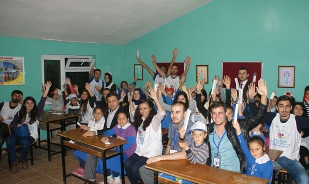 Köy okuluna bayram hediyesi