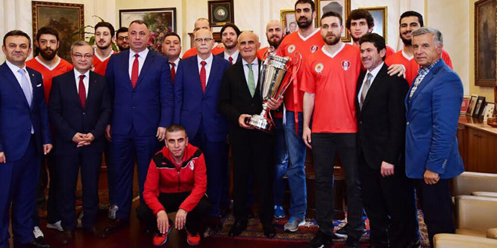 Kupayı Başkan Yılmaz’a getirdiler 