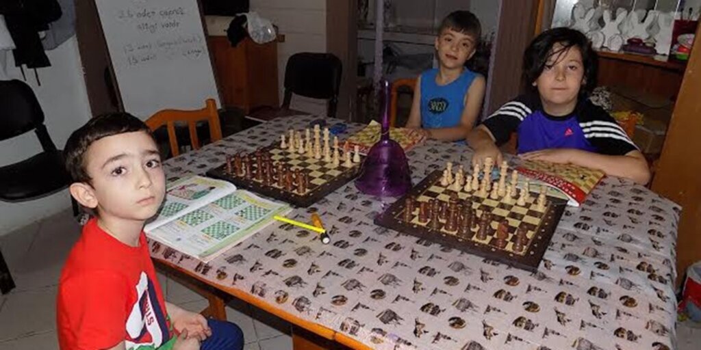 Küsader'de satranç ve resim kursları