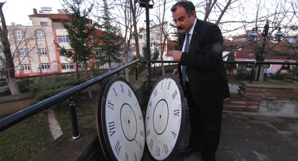 Ladikliler zamanın akışını çan sesleriyle duyacak