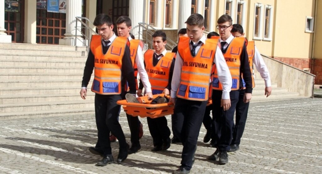 Lisede deprem tatbikatı