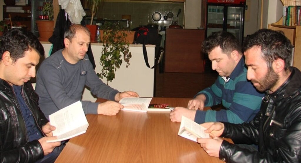 Lokantaya gelenlere kitap okutuyorlar