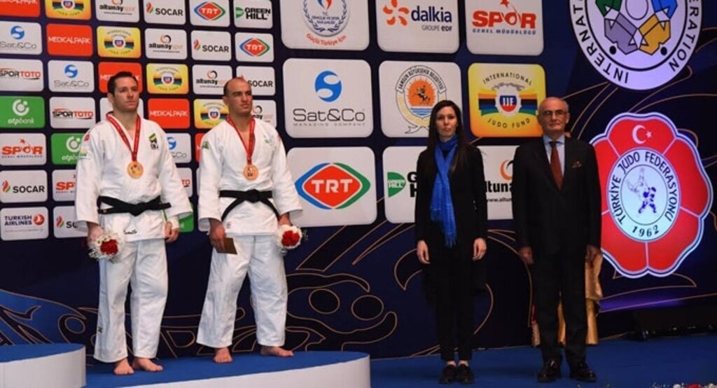 Madalyaları Karaaslan ve Yılmaz birlikte verdi