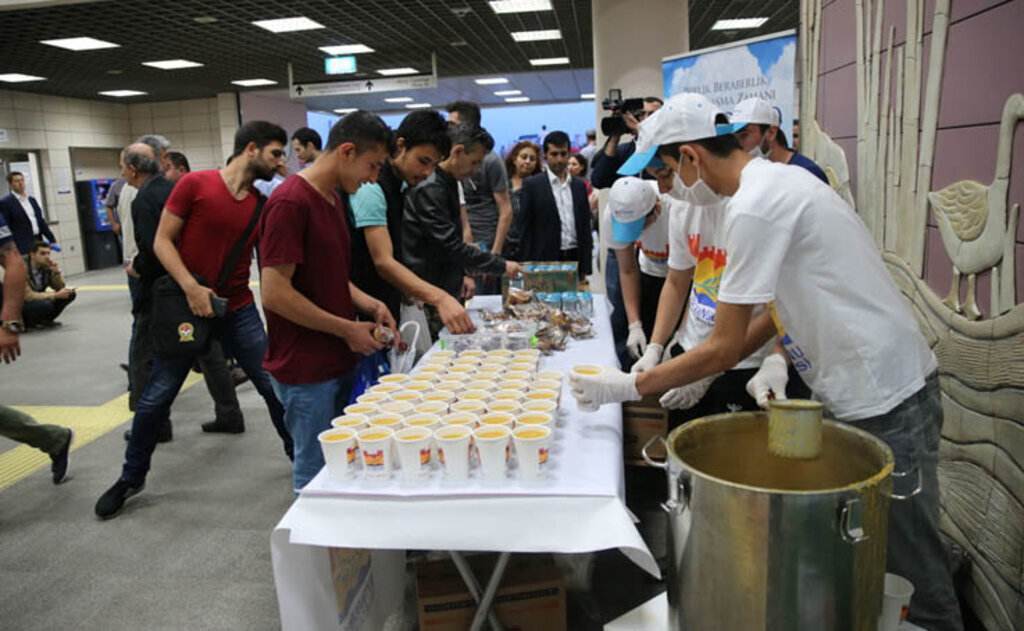 Marmaray Yolcuları Oruçlarını Durakta Açtı