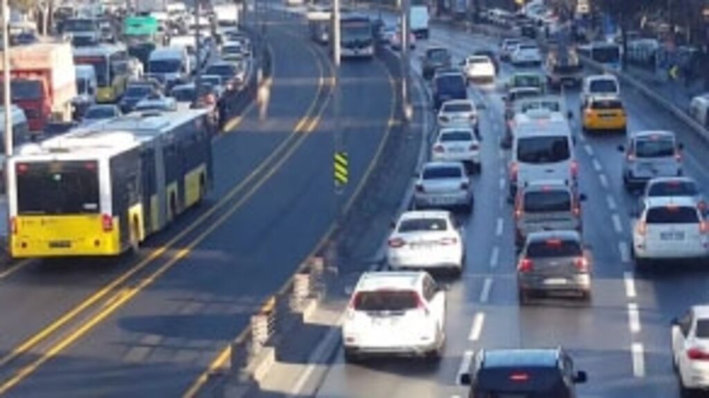 Metrobüsün önüne yatan çıplak adam olayından dram çıktı!