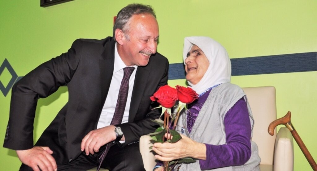 Millet vekili adayı Özden Yaşlıları unutmadı