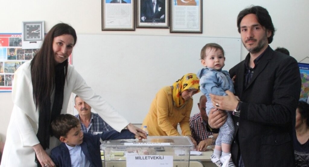 Milletvekili Adayı Karaaslan ailesiyle oyunu kullandı