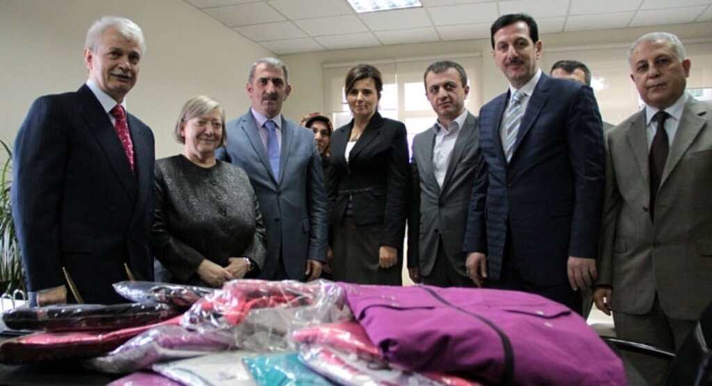 Milletvekili Bakır'dan hastalara eşofman yardımı