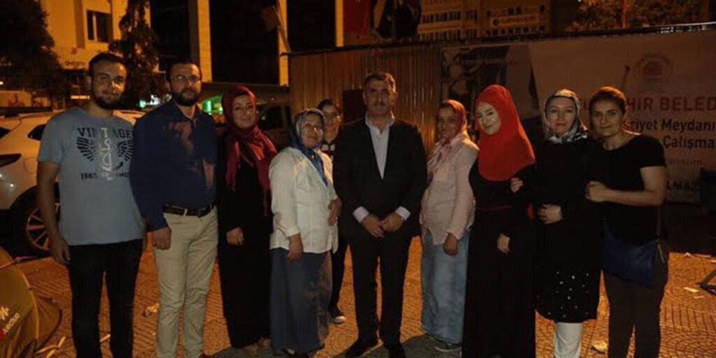 Milletvekili Köktaş Cumhuriyet Meydanı'nda hemşehrileriyle demokrasi nöbeti tutuyor