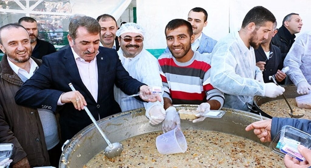 Milletvekili Köktaş Aşure dağıttı