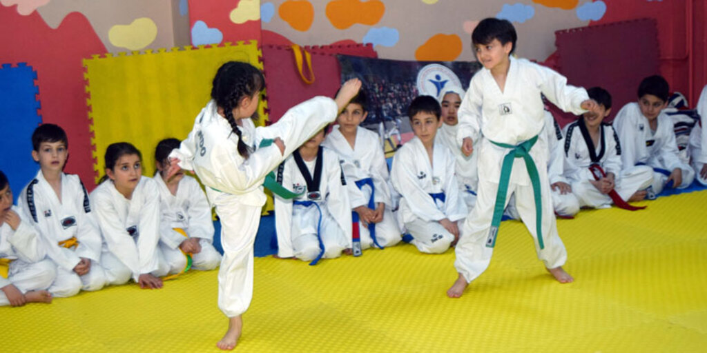 Miniklere Taekwondo Kursu Gip Kemer Terfi Sınavı Yapıldı