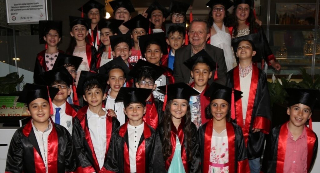 Miniklerin mezuniyet sevinci