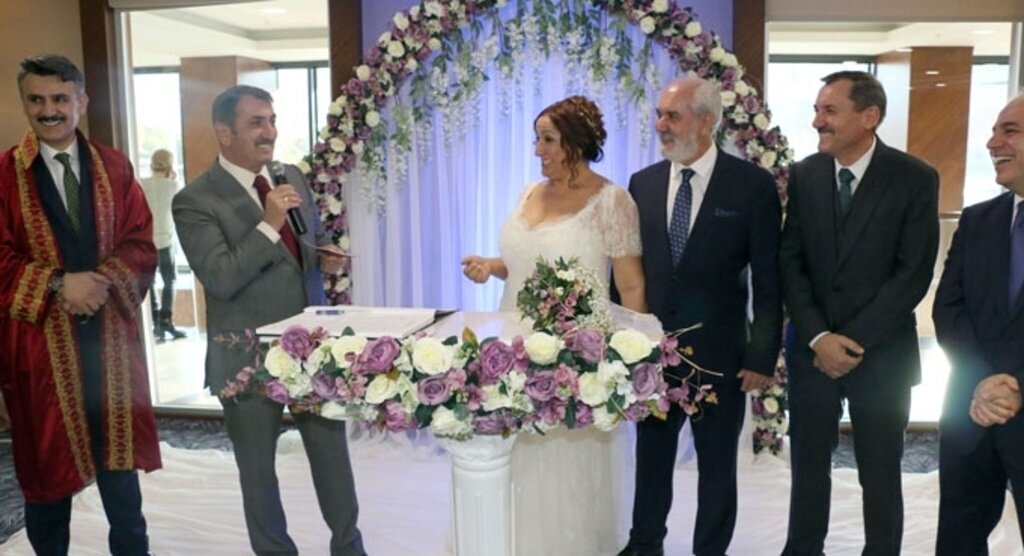 Nikah cüzdanlarını Milletvekili Köktaş verdi