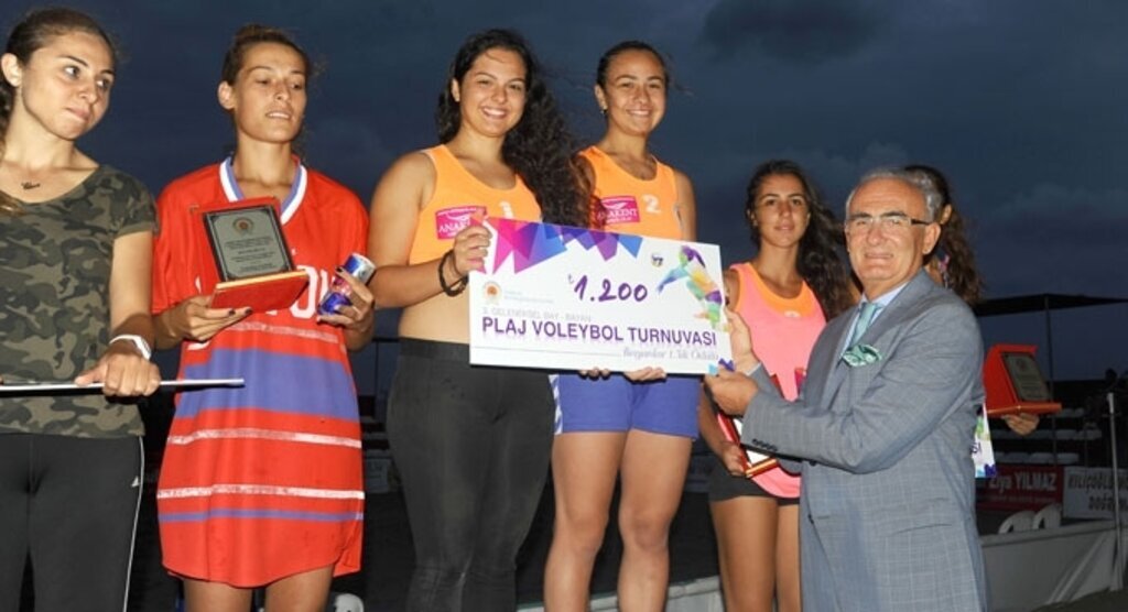 Ödüllü Plaj Voleybolu Turnuvası sona erdi