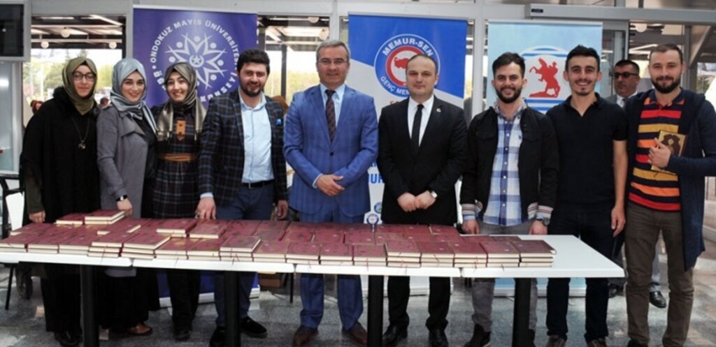 Öğrencilere Kutlu Doğum Haftasında Kur’an-ı Kerim Hediyesi