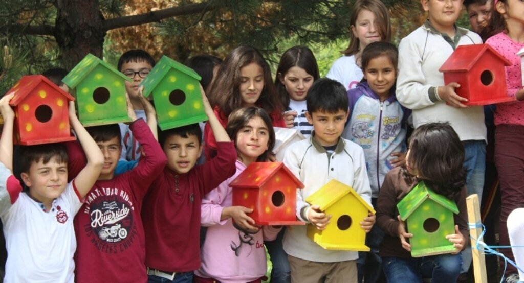 Öğrencilerin hazırladığı kuş yuvaları ağaçlara asıldı
