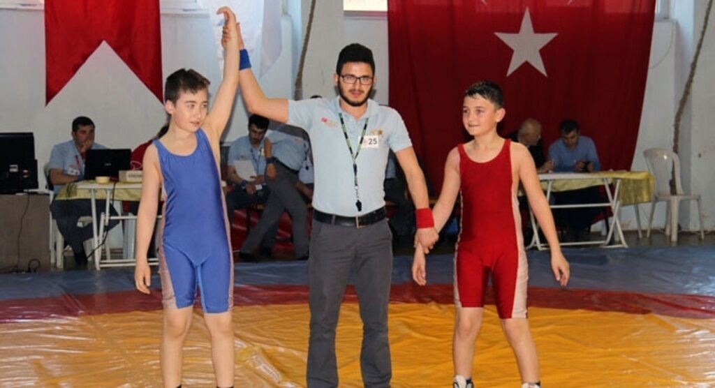 OKUL SPORLARI KÜÇÜKLER GÜREŞ İL BİRİNCİLİĞİ BAŞLADI