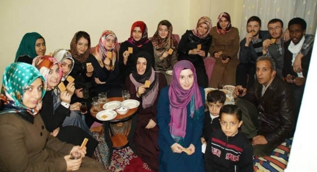 OMÜ İlahiyat öğrencilerinden mülteci ailelere gıda yardımı