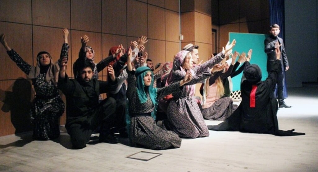 OMÜ Öğrencilerinden Tiyatro Gösterisi