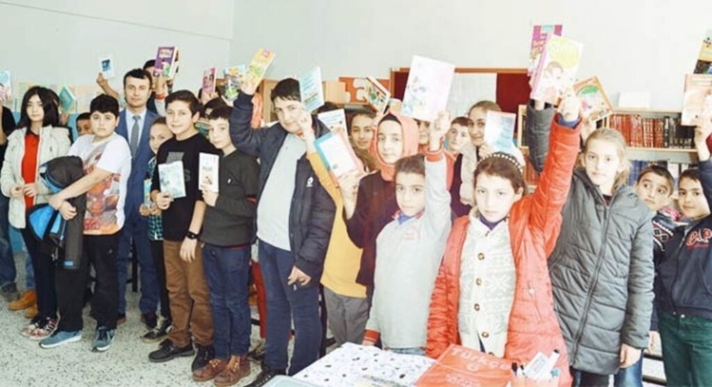 OMÜ Vakfı Koleji ile Özeren Ortaokulu arasında kitap köprüsü