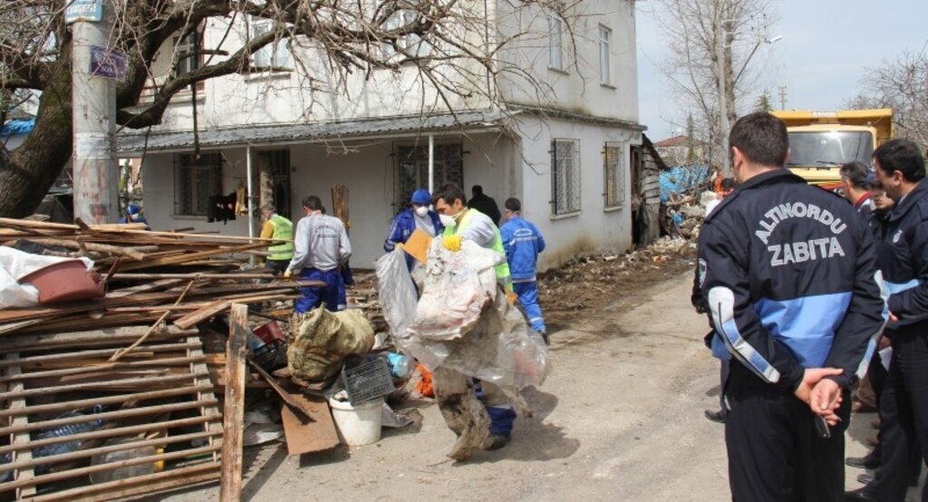 Ordu'da bir evin bahçesinde 27 kamyon çöp çıktı