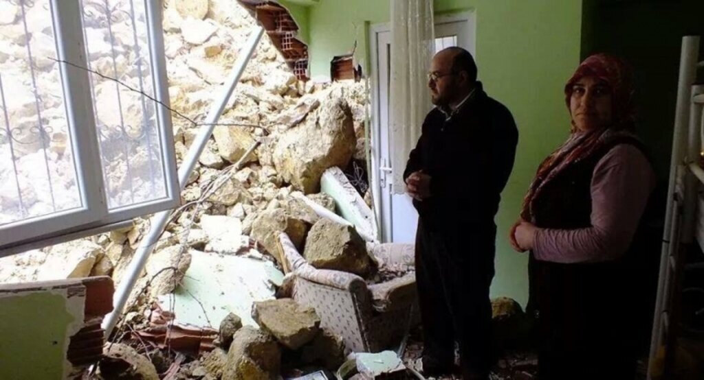 Ordu’da heyelan bir evin duvarını yıktı