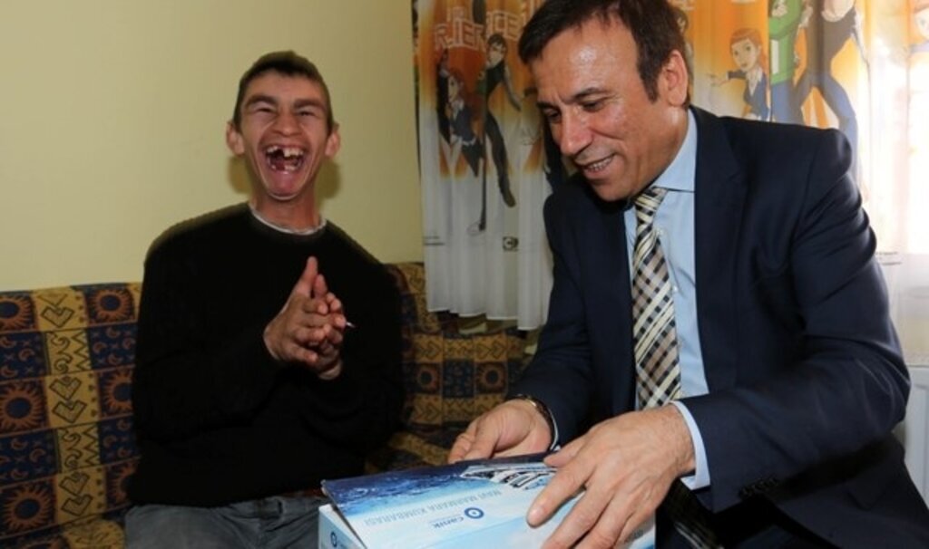 Osman Genç engelli çocuklarla biraraya geldi