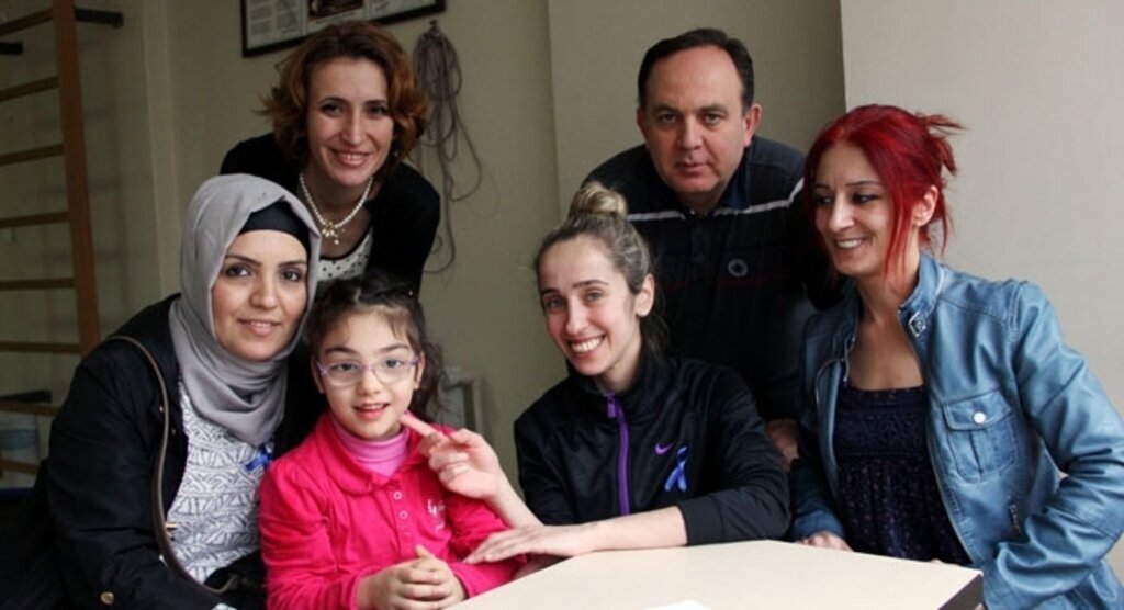 Otistik Rana hastalığını aile sevgisi ve eğitimle yeniyor