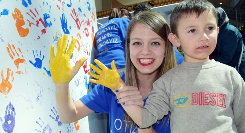 Otizm farkındalığı yarattılar