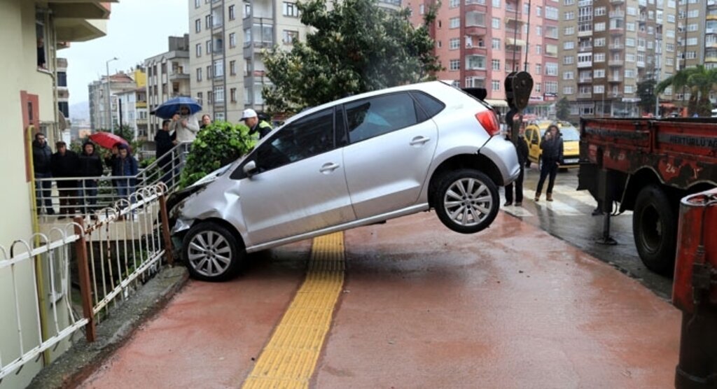 Otomobil bahçeye düştü: 1 yaralı