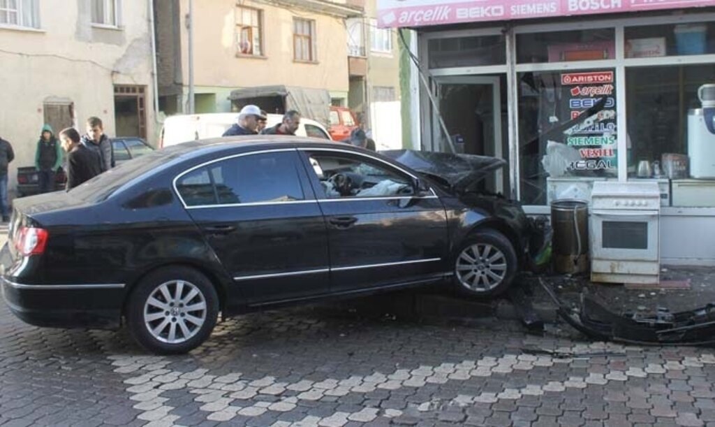 Otomobil iş yerine çarptı: 2 yaralı