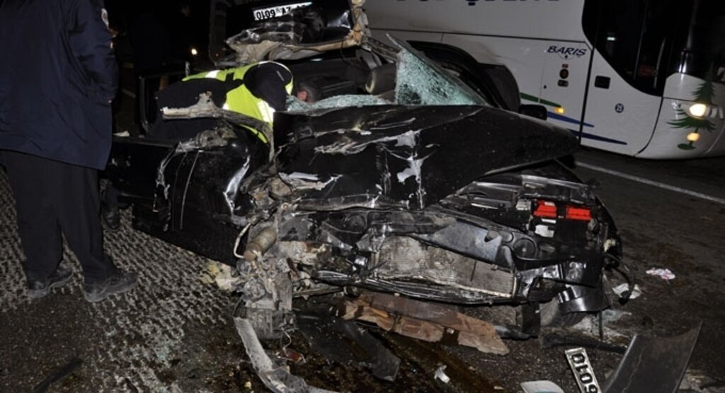 Otomobil, kamyona arkadan çarptı: 2 yaralı