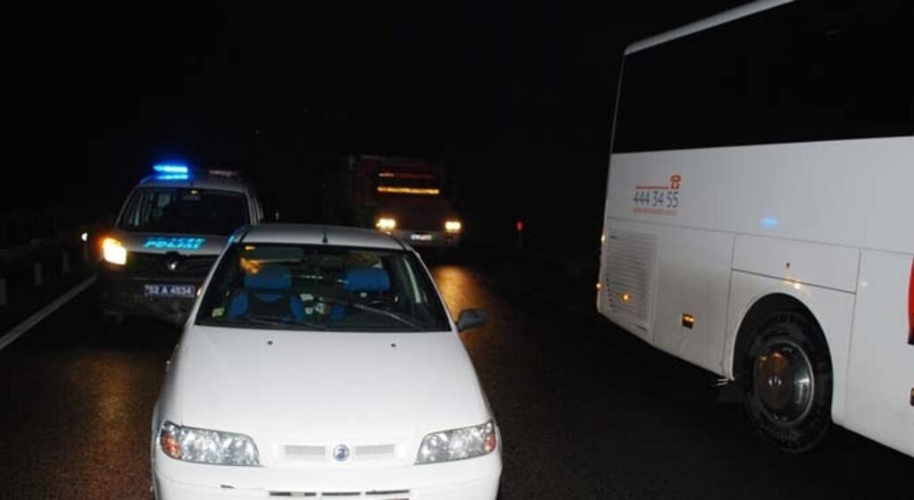 Otomobili yolun ortasına park etti