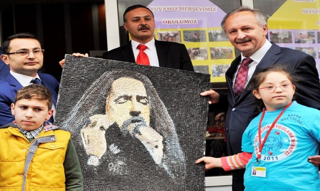 Özel eğitim gören çocuklardan Mllietvekili Adayı Özden’e özel hediye