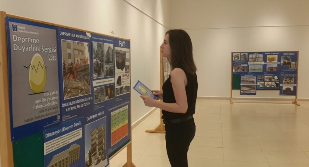 Piazza’da 17 Ağustos Depremi sergisi