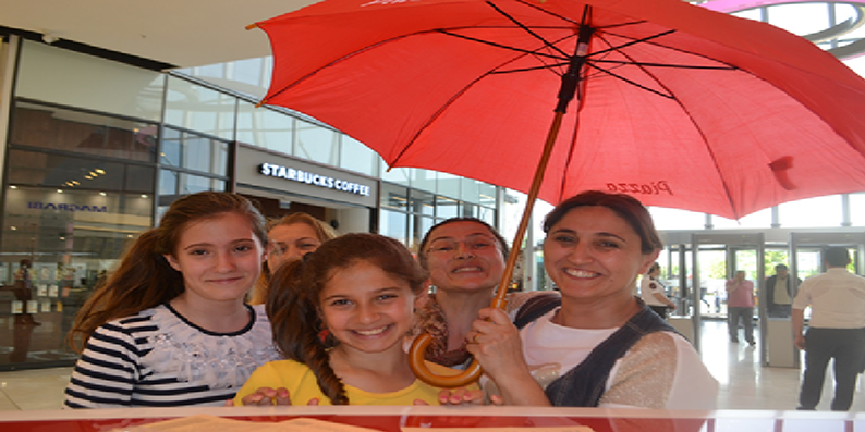 Piazza’da alışveriş yapana şemsiye hediye