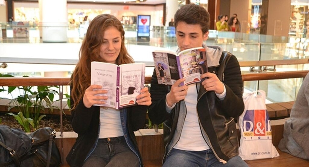 Piazza’da kitap okuma etkinliği