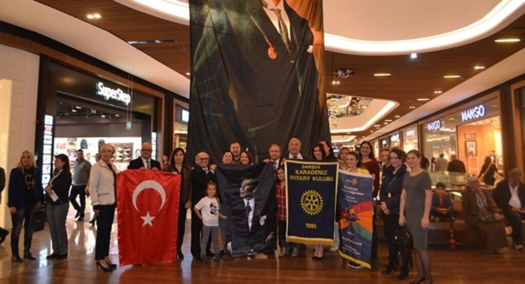 Piazza’da Mavi Gözlü Dev Saygı ve Özlemle anıldı