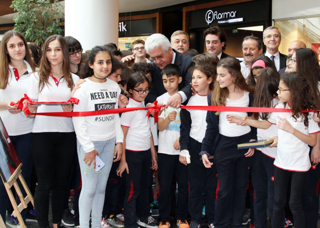 Piazza’da 'Ömür’den' Resim Sergisi Ziyarete Açıldı