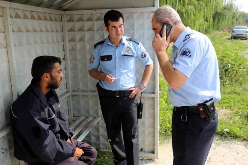 Polis üniformasıyla uyuyan kişi, güvenlik güçlerini harekete geçirdi