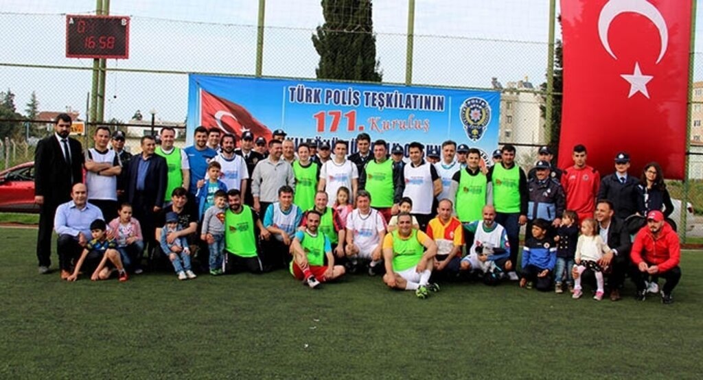 Polisler ve belediyeciler dostluk için sahada