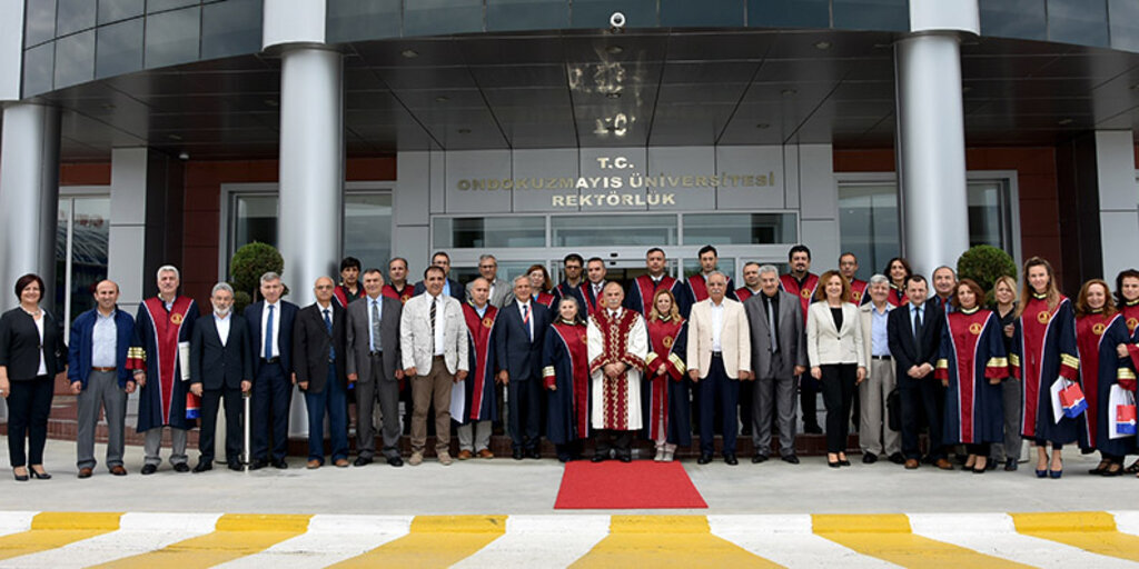 Profesörler törenle belgelerini aldı