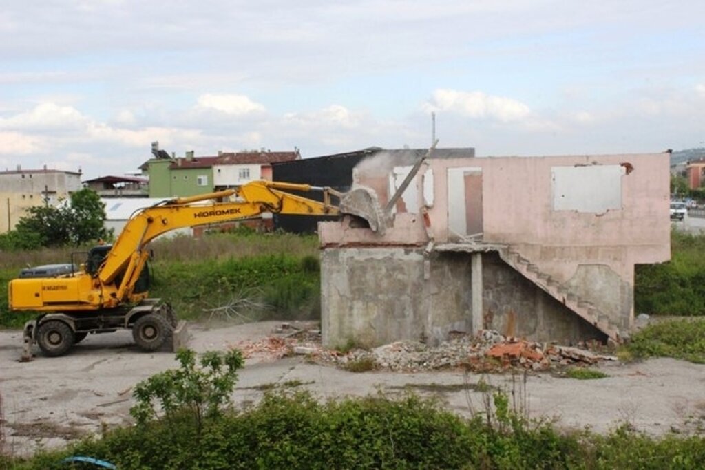 Protokol yolundaki Metruk yapılar yıkılıyor